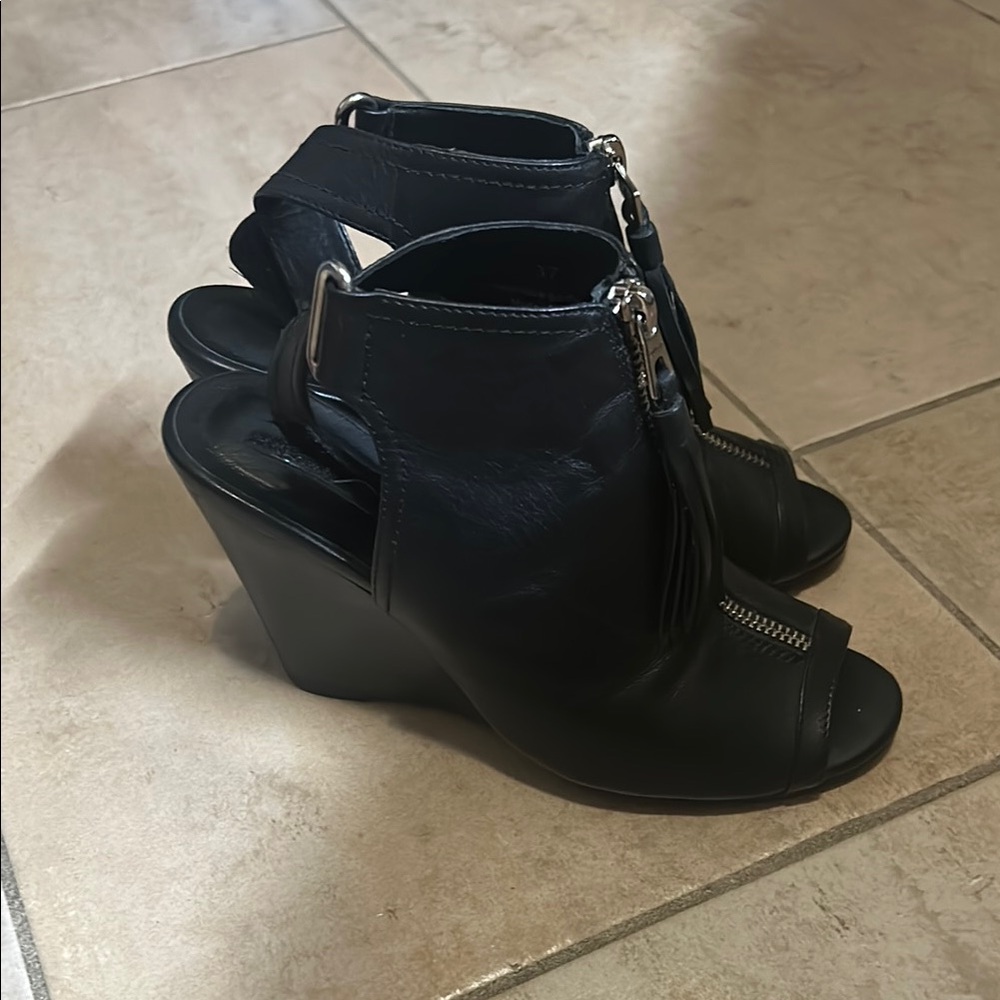 RUDSAK Black Wedge Peep-Toe Sandals